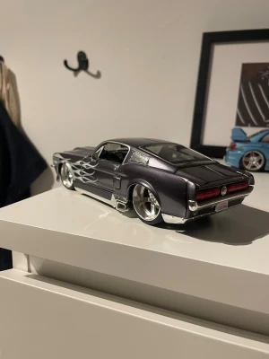 Ford Mustang custom  - Bilderna visar en detaljerad modellbil, en Ford Mustang med custom lack och öppningsbar motorhuv. Inga synliga defekter eller slitage, lacken och detaljerna ser utmärkt ut. Utrustad med brembo bromsar, fina crhome fälgar, den är mycket detaljerad! Pris kan såklart diskuteras mvh 