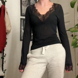 Svart Intimissimi spets tröja - Svart cashmir tröja från Intimissimi med spets i storlek S, liten i storleken. Inga hål eller fläckar