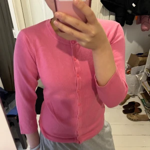 rosa kofta trekvarts armar - rosa kofta med knappar i mycket bra skick! säljer pga den ej kommer till användning💗
