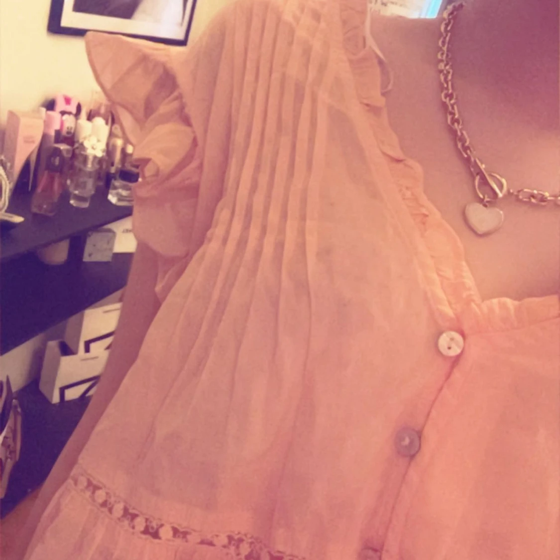 Ljusrosa volangklänning med knappar - 1