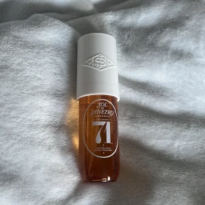 Sol de Janeiro Cheirosa 71 mist - Trendig body mist från Sol de Janeiro, Cheirosa 71. Perfekt för dig som vill ha en fräsch och modern doft i din vardag. Smidig sprayflaska som är enkel att ta med överallt. Nästan helt full, endast använd typ två gånger i är som ny