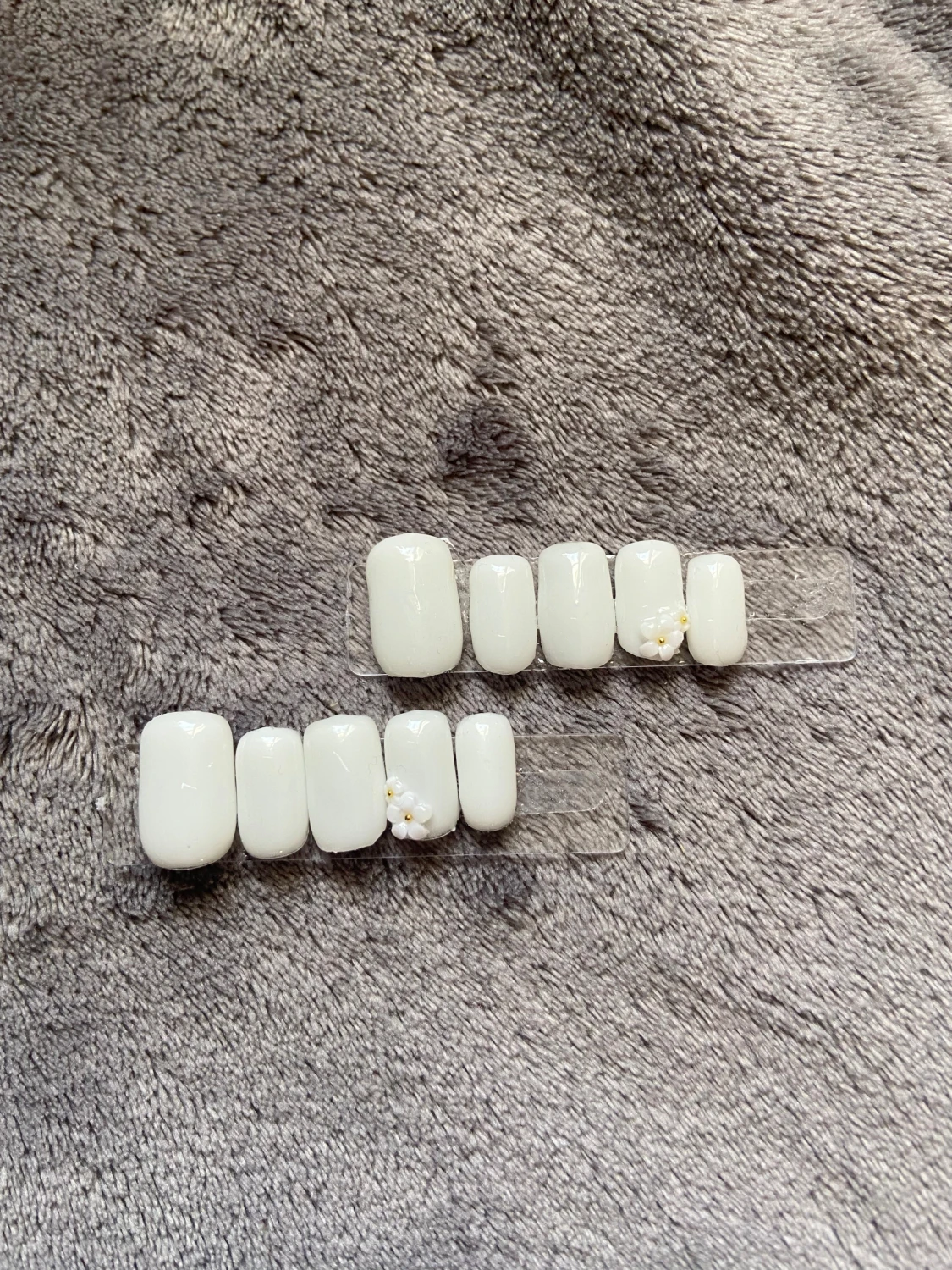 Vita lösnaglar med 3D-blommor