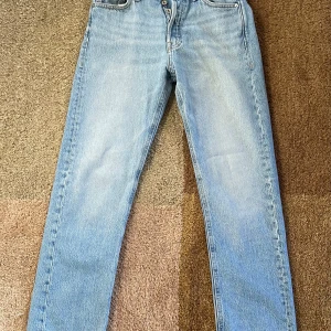 Ljusblå relaxed jeans Jack & Jones - Ljusblå jeans från Jack & Jones, modell Relaxed/Chris. Klassisk femficksdesign med raka ben och normal passform. Jeansen har en avslappnad look och är tillverkade i slitstarkt bomullsmaterial. Perfekt för dig som gillar en chill och enkel stil.