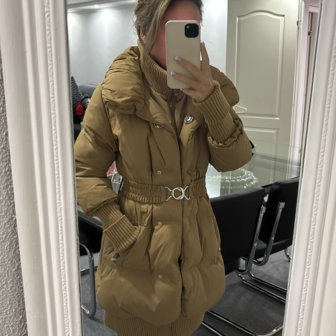 Beige pufferjacka från Amisu med bälte - 3