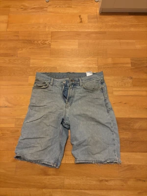 Sweet sktbs jorts - Säljer ett par ljusblå jeansshorts från Sweet Skateboard. Har en liten slitning där bak som lätt går att sy ihop