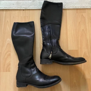 Prada, svarta skinnstövlar stl 39 - Eleganta svarta stövlar i skinn från Prada. Perfekt för både vardag och fest. Stilrena och bekväma. Storlek 39. Använda, men väldigt bra skick. Inga skador.   Kan skickas eller hämtas hos mig på Kungsholmstorg.