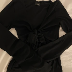 Tie front long sleeve top - Tröja från Gina Tricot i storlek XXS med knytdetalj❣️
