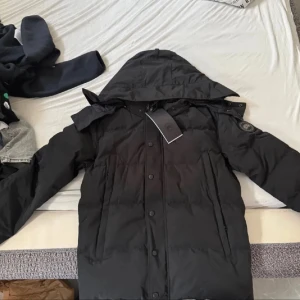 Canada goose black label - Säljer min Canada goose black label i stl S. Päls o dustbag kommer med. Kontakta vid minsta fundering.💸