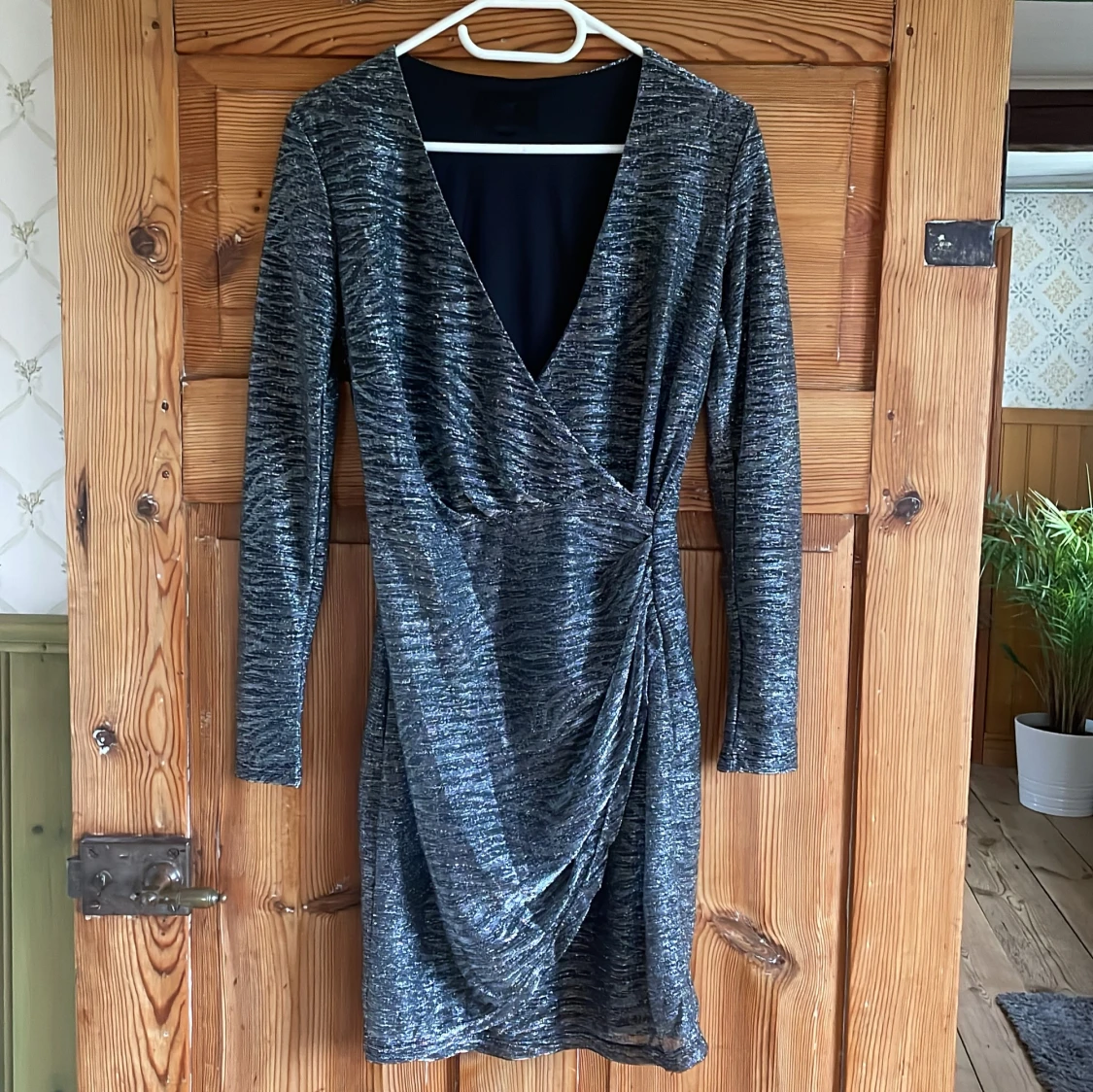 Glittrig silver omlottklänning