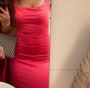 klänningar  - vacker klänning med kroppsform och en rosett bakom väldigt fin och elegant!❤️