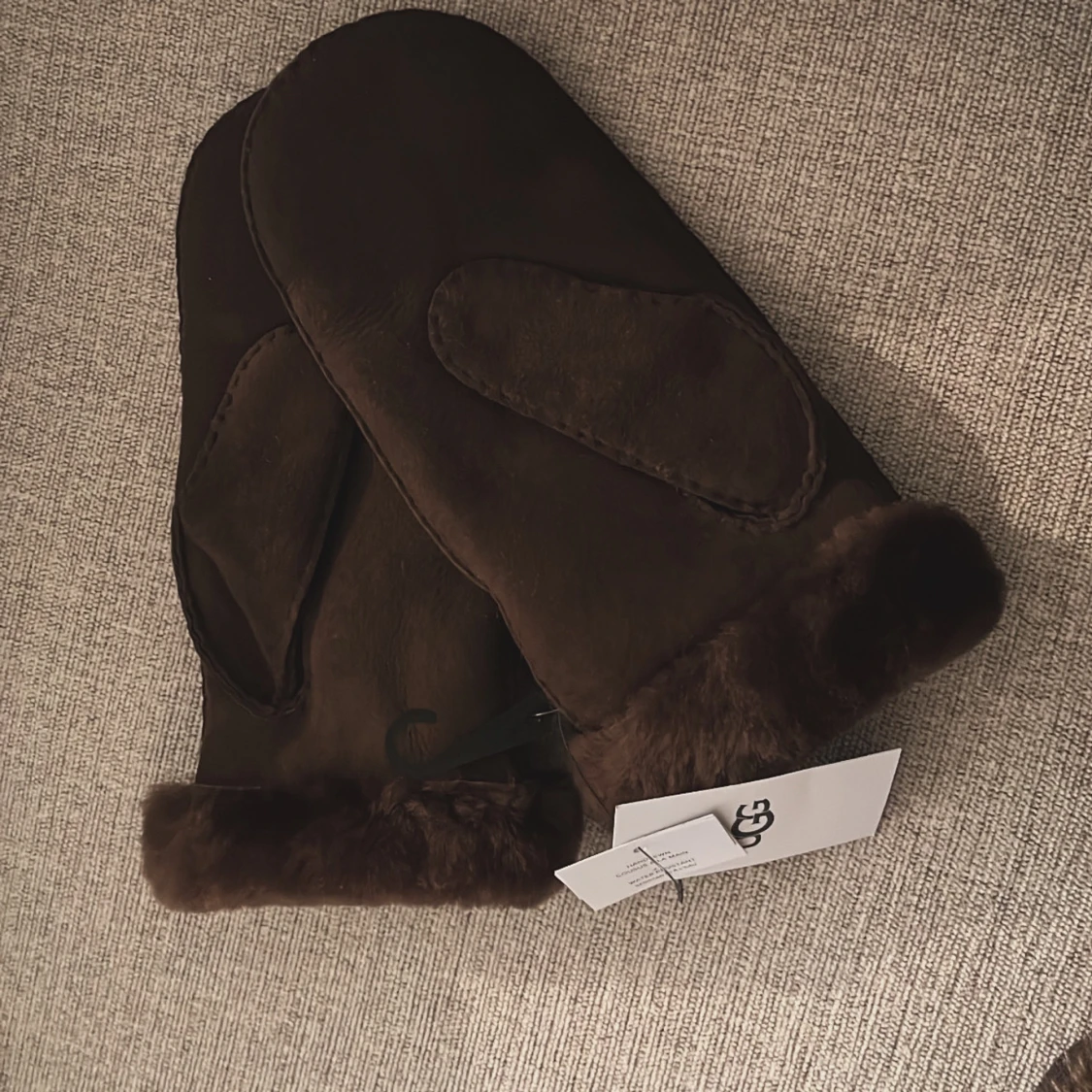 Bruna pälsfodrade UGG-vantar - 1