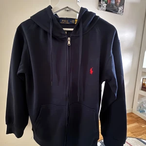 Mörkblå Polo Ralph Lauren Zip - Mörkblå Ralph Lauren zip, använd max 3 ggr. Storlek S passar Xs också
