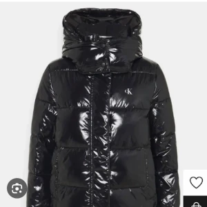 Svart Glansig Calvin Klein  jacka  - Säljer nu en eftertraktad svart glansig jacka från märket Calvin Klein, Perfekt skick fastän jag använt den en hel vinter❤️ Skriv gärna privat om ni har frågor