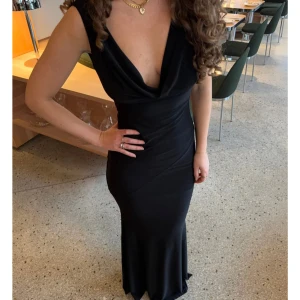 Svart långklänning  - Säljer en svart långklänning medöppen rygg från designbysi. Nyskick med prislapp kvar. Storlek xs/s🩷