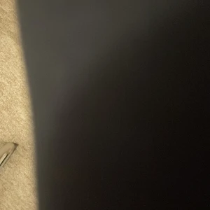 Okänd elektronikprodukt - Bilden är för mörk och oskarp för att identifiera någon elektronikprodukt, märke eller modell. Ingen synlig information om skick, funktioner eller eventuella defekter kan utläsas.