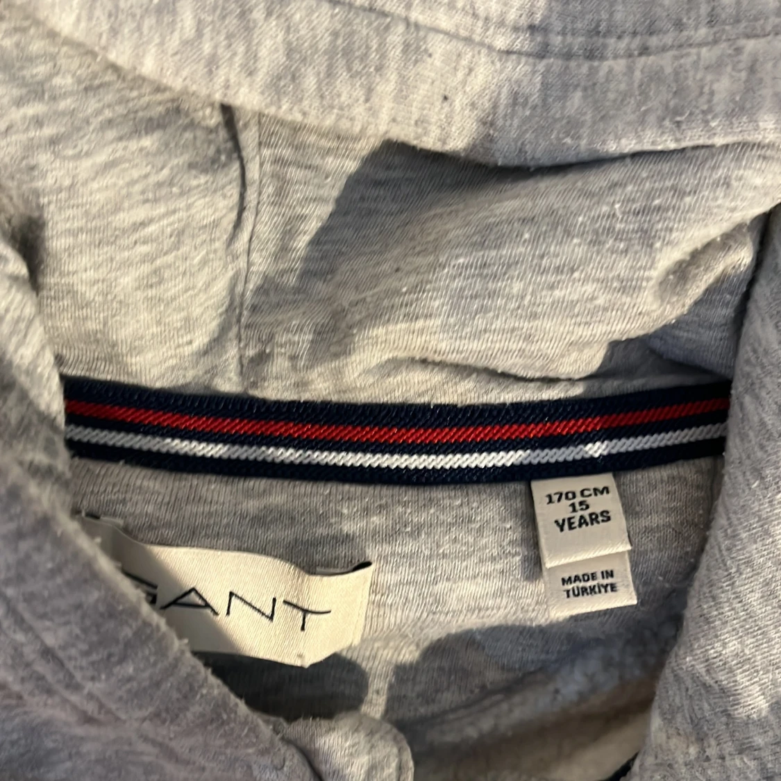 Grå hoodie från Gant med dragkedja - 2