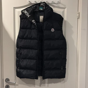 Svart Moncler väst  - Snygg väst. Knappt använd. Jag är 184