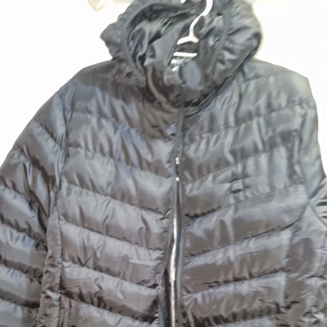 Svart pufferjacka med värmefunktion
