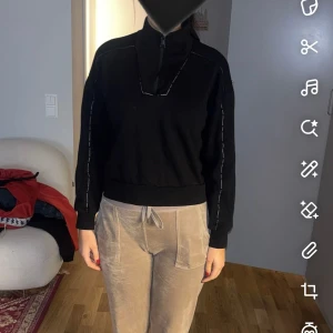 Svart half zip tröja Karl Lagerfeld - Svart långärmad tröja från Karl Lagerfeld med half zip och hög krage. Snygga detaljer med logotyp längs sömmarna på ärmarna. Tröjan har en loose passform och är gjord i mjuk bomull, perfekt för chill dagar. Enkelt stilren och funkar till allt. Storlek S tagits väl hand om säljes för 750 ordinarie 2000 cirka 2100kr