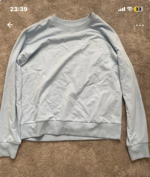 Ljusblå sweatshirt från JDY - Ljusblå sweatshirt från JDY i storlek XS. Tröjan har rund hals, ribbade muddar och broderad logga på bröstet. Mjuk och skön, perfekt för chill dagar. Enkel och stilren design som funkar till jeans eller mjukis.