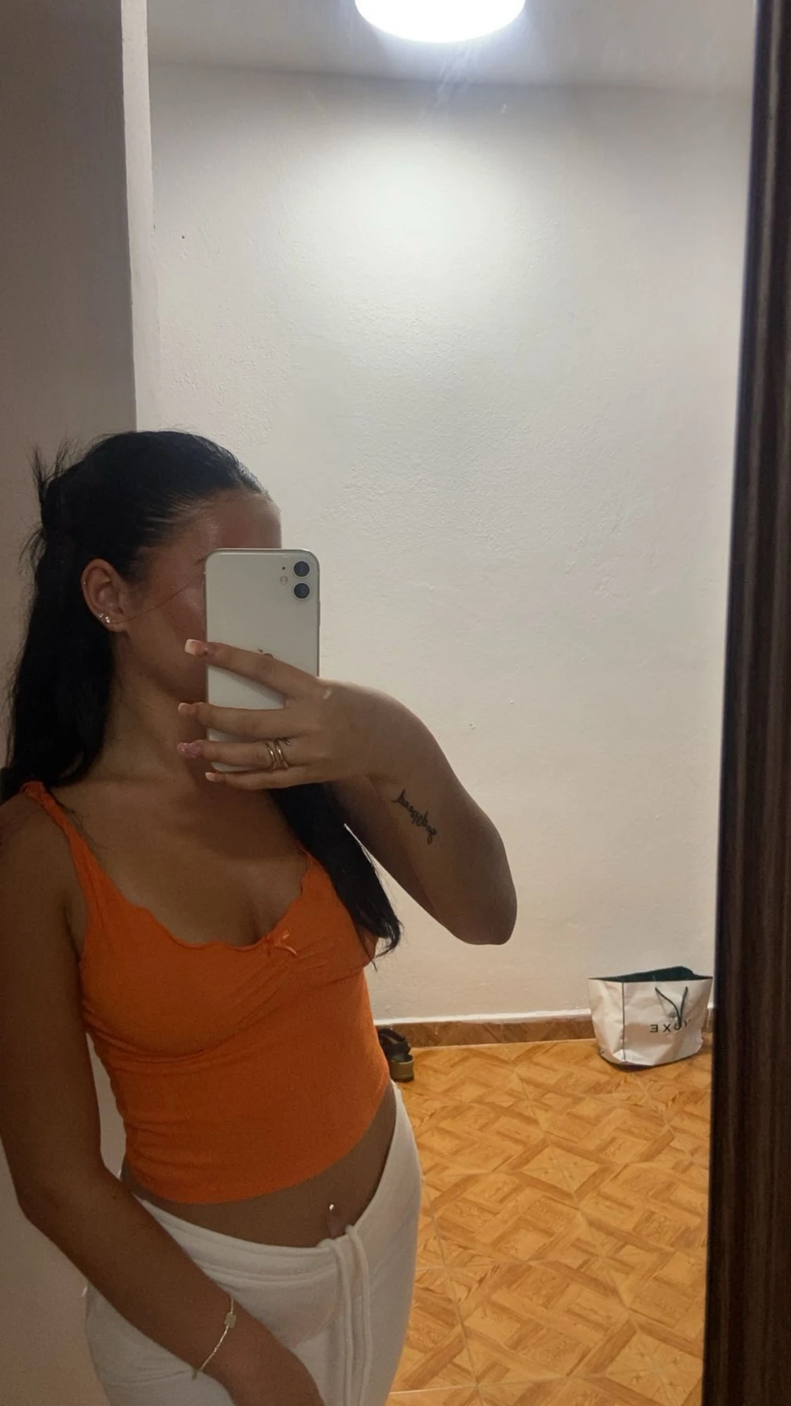 Orange ribbad linnetopp med rosett