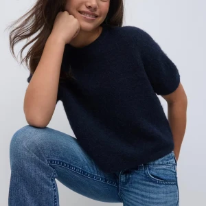 Gina navy blue stickad - (Köp av både den vita och blå så säljer jag båda för 200)Köpte och hann knappt använda innan jag växte ur ginas Young storlekar. Är i nyskick, fråga gärna vid funderingar. ❤️