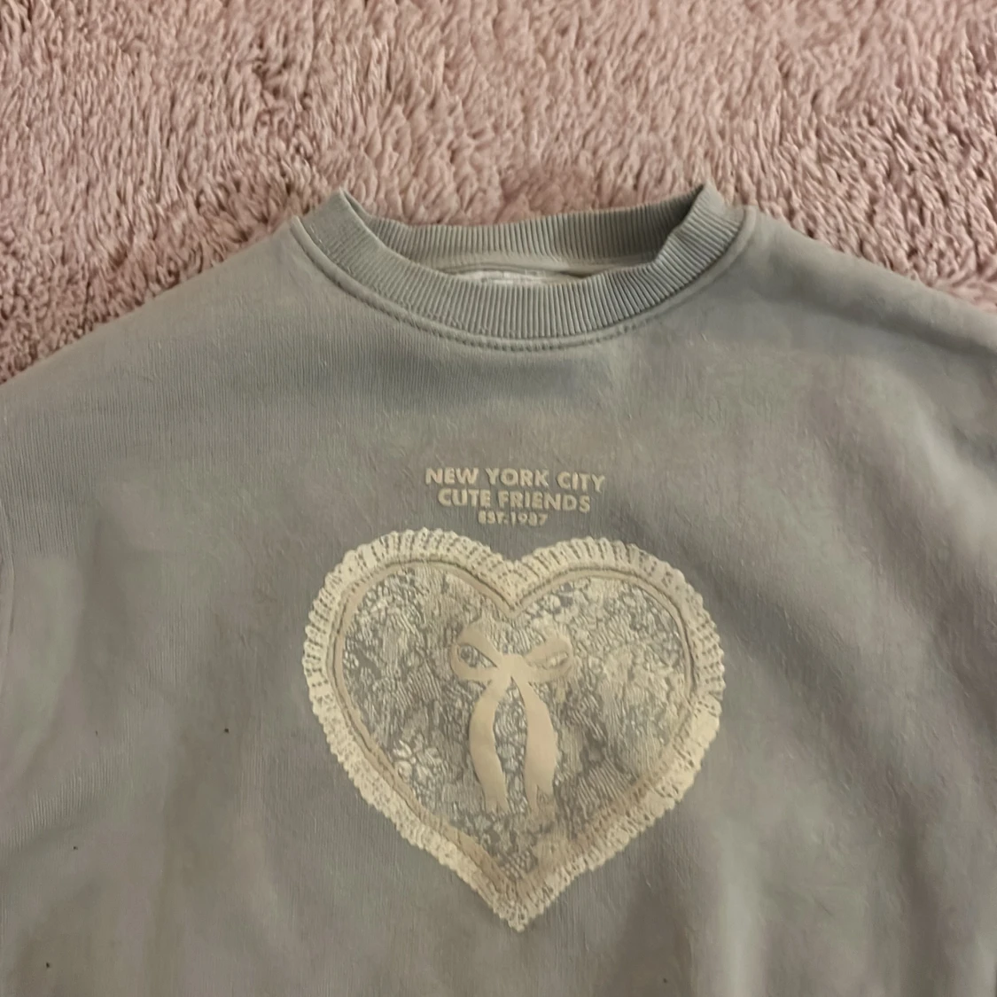 Grå/blå sweatshirt med hjärtmotiv - 3