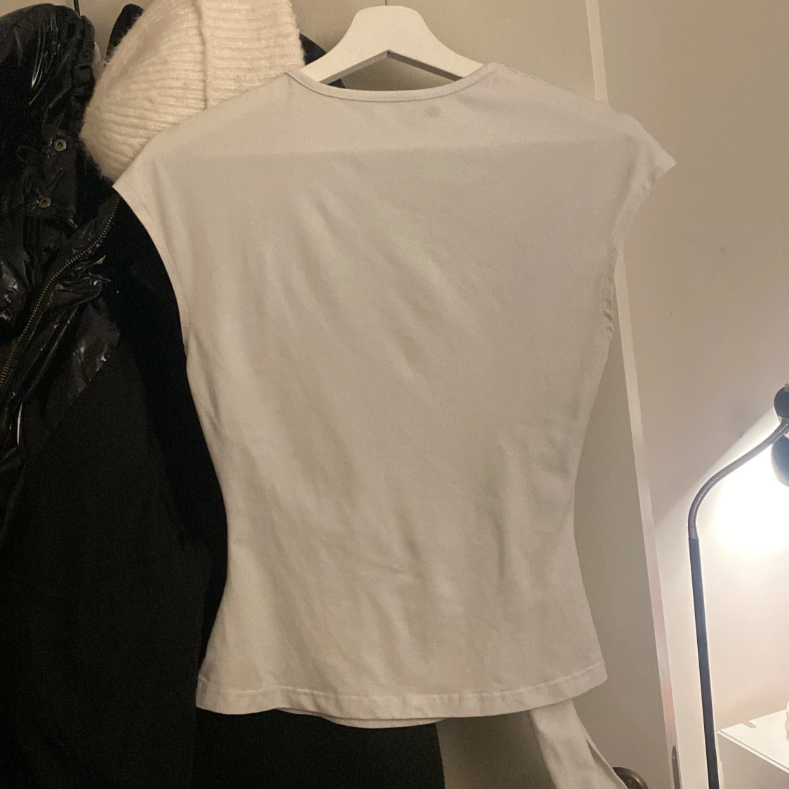 Vit omlottopp med knyt i midjan - 3