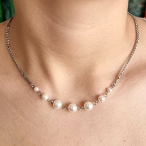 Handgjort halsband  - Handgjort halsband med pärlor.  Material-rostfritt stål 