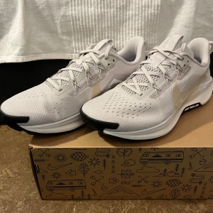 Nike React x Pegasus Trail - Hej säljer dessa skor i storlek 42,5 ny pris ligger på 1600 skorna är i helt nyskick aldrig använda utomhus kvitto finns.