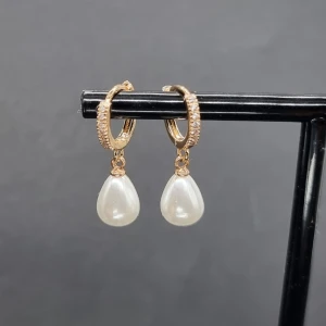 Handgjorda örhängen  - Handgjorda örhängen med pärldroppar.  Material-rostfritt guldpläterad 