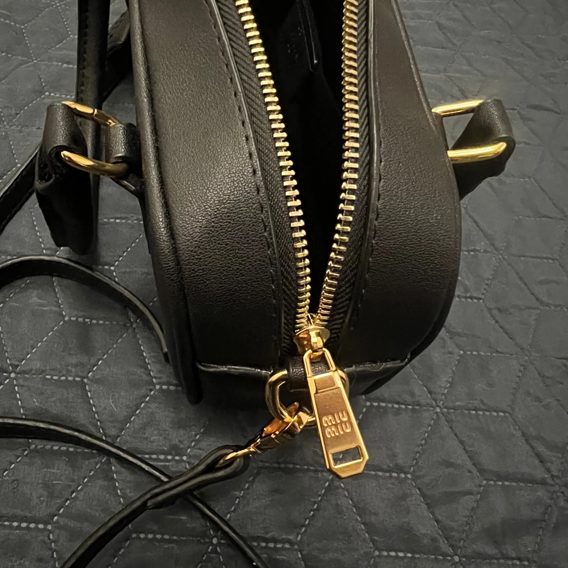 Svart axelväska från Miu Miu i skinn - 2