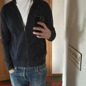 Kappahl Zip up tröja - Hej! Säljer nu denna schyssta Kappahl tröjan för en billig peng, Storlek L. Hör av dig vid frågor eller funderingar! //Eskil