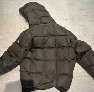 Mörkgrön Moncler dunjacka  - Tja! Säljer en snygg grön dunjacka från Moncler. Använd ett par år men fortfarande i bra skick. Inköpt för fyra år sedan men har inga defekter eller liknande. Därav har jag inte kvar dustbag eller kvitto:)