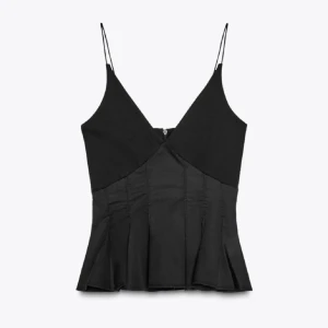 Svart Zara topp - Säljer denna v-ringade topp från Zara som inte säljs längre, eftersom den inte passar mig. 💘 Ny med prislapp och aldrig använd. 