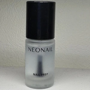 NÉONAIL Nail Prep flaska - En genomskinlig glasflaska med svart lock från NÉONAIL, innehållande Nail Prep för naglar. Perfekt för att förbereda naglarna innan applicering av nagellack eller gel. Enkel att använda med pensel i locket. Använd nån gång