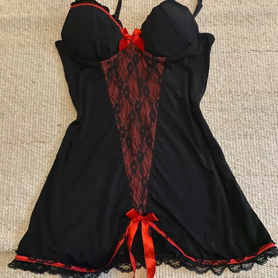 Svart och röd lace klänning