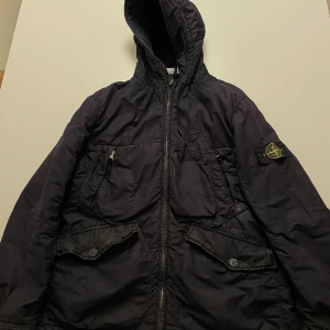Svart parkajacka från Stone Island - Mörkblå Stone Island jacka i Storlek M. Bara att höra av dig vid frågor! 💯