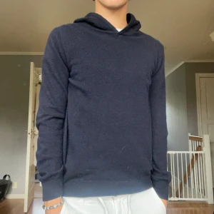 Oscar Jacobsson Kashmir hoodie - Tja säljer nu min riktigt snygga Oscar Jacobsson Kashmir hoodie i perfekt skick! Storlek S! Hör av er vid fler funderingar🤝