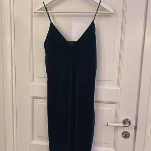 Jul/nyårsklänning!!✨ - Säljer just nu denna mörkgröna långklänning från Bik Bok i mörkgrönt mjukt sammet. Klänningen har smala axelband och en liten v-ringning. Denna klänning passar perfekt till jul, nyår eller en finmiddag.🫶