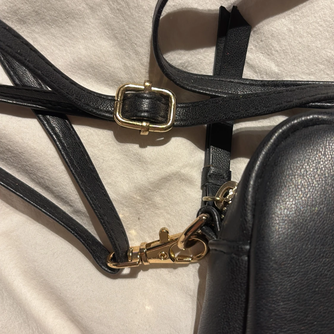 Svart axelväska i skinn med gulddetaljer - 1