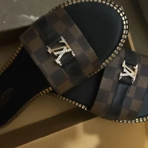 Nya fina tofflor  - Tofflor 