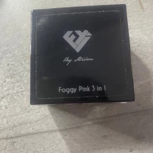 Foggy Pink Builder Gel 30ml By Ström - Foggy Pink 3 in 1 Builder Gel från By Ström i en snygg transparent burk med svart lock. Gelen har en cool dimrosa färg och är perfekt för att bygga och forma naglar. Innehåller 30 ml, OVBSAVERA att färgen inte är så pigmenterad. Köpt på Vinted men jag har Aldirg andvänt den