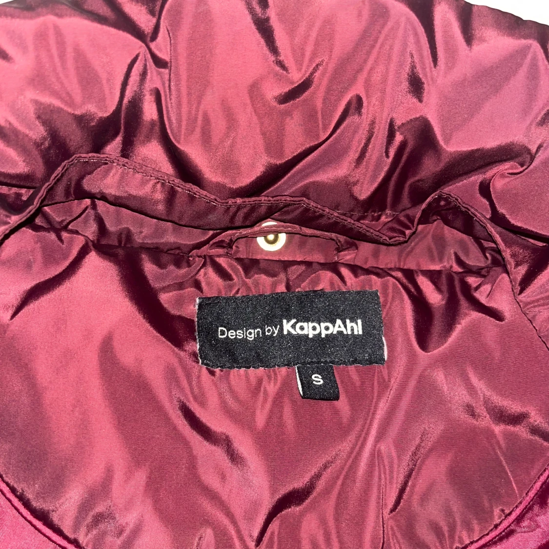 Vinröd pufferjacka från KappAhl - 2