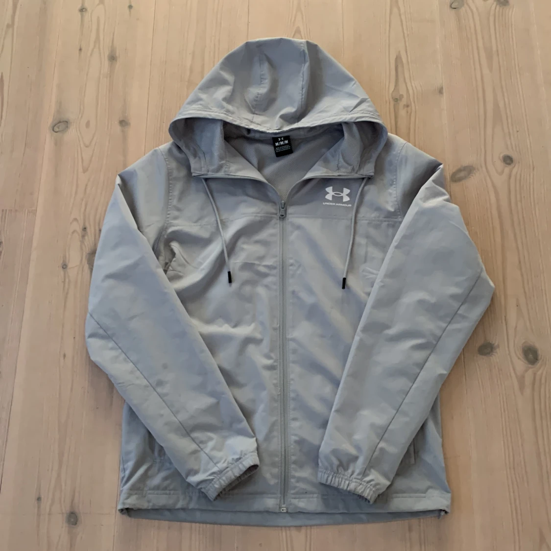 Grå vindjacka från Under Armour
