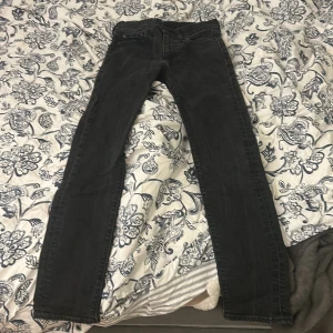 Levi's 510 svarta skinny jeans - Svarta Levi's Premium 510 jeans med skinny passform och klassisk femficksdesign. Jeansen har en mörk tvätt och är tillverkade i stretchigt denim för en tajt och bekväm känsla. Perfekt för dig som gillar en smal siluett och stilren look.