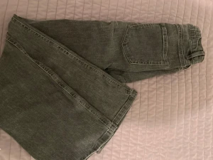 Grå jeansbyxor från Kappahl - Säljer ett par grå jeans bootcut från Kappahl i storlek 152. midjan går att justera!