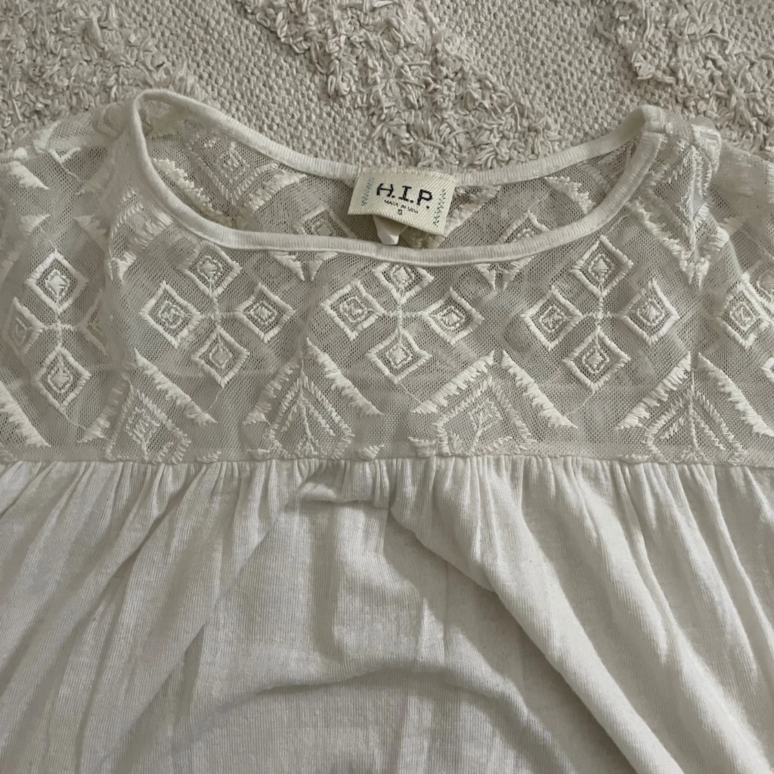 Vit blus med spets från H.I.P. - 2