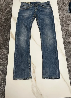 Dondup jeans - Säljer nu ett par riktigt feta Dondup jeans. Storlek W29, Längd 97 cm (från midjan och ner). Om du har några fler funderingar så är det bara att fråga på! ❇️