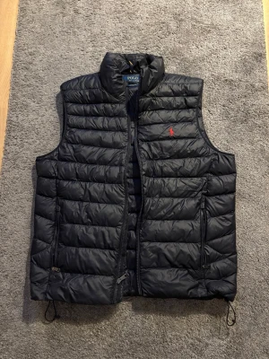 Mörkblå dunväst från Polo Ralph Lauren - Köpte denna för snart två år sen och använt den typ en gång. Precis som ny. 